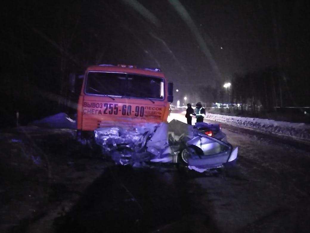 Фото Водитель иномарки погиб при столкновении с КамАЗом в Новосибирске 2